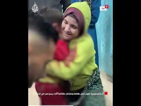 أم تهون على طفليها أثناء وجودهم في المشفى بعد قصف الاحتلال منزلهم